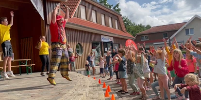 Kampi - Weitere Serviceangebote: Grillen am Standplatz erlaubt - Kids Show Time mit Clown Ati - Alfsee Ferien- und Erlebnispark