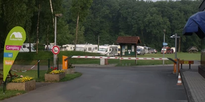 Campings - Ver- und Entstorgung für Wohnmobile: Stromanschluss am Platz - Einfahrt zum Campingplatz - Camping Bullerby am Attersee