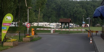 Campingplätze - Einfahrt zum Campingplatz - Camping Bullerby am Attersee
