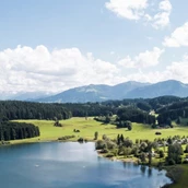 ECOCAMPS - Luftaufnahme vom Camping Zeh am See mit dem Niedersonthofener See und den Allgäuer Alpen im Hintergrund. - Camping Zeh am See