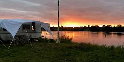Campings - Angebote für Kinder: Wickelraum - Flusslandschaft Elbe - Sonnenuntergang direkt vom Stellplatz am Stover Strand Camping - Stover Strand Camping