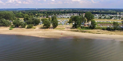 Campings - Freizeitangebote auf dem Platz: Naturbadeteich - Hamburg-Umland - Luftbild vom Badestrand des Stover Strand Camping - Stover Strand Camping