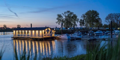 Campings - Freizeitangebote auf dem Platz: Naturbadeteich - Hamburg-Umland - Restaurant auf dem Hausboot UnsinkBar im Hafen vom Stover Strand Camping - Stover Strand Camping