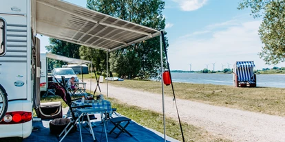 Campings - Barrierefreiheit: barrierefreie Sanitäranlagen - Flusslandschaft Elbe - Stellplätze in 1ter Reihe mit Blick auf die Elbe - Stover Strand Camping