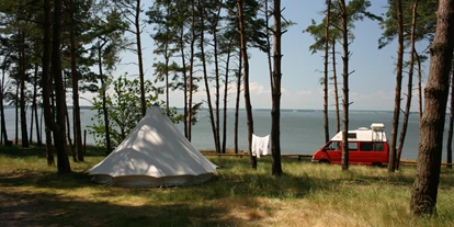 Campings - Mietunterkunft: Mobilheim - Stellplätze für Zelte mit Blick auf die Krumminer Wiek - Natur Camping Usedom