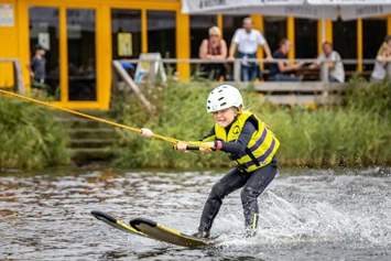 ECOCAMPS: Wasserski fahren am Alfsee Ferien- und Erlebnispark - Alfsee Ferien- und Erlebnispark