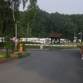ECOCAMPS: Einfahrt zum Campingplatz - Camping Bullerby am Attersee