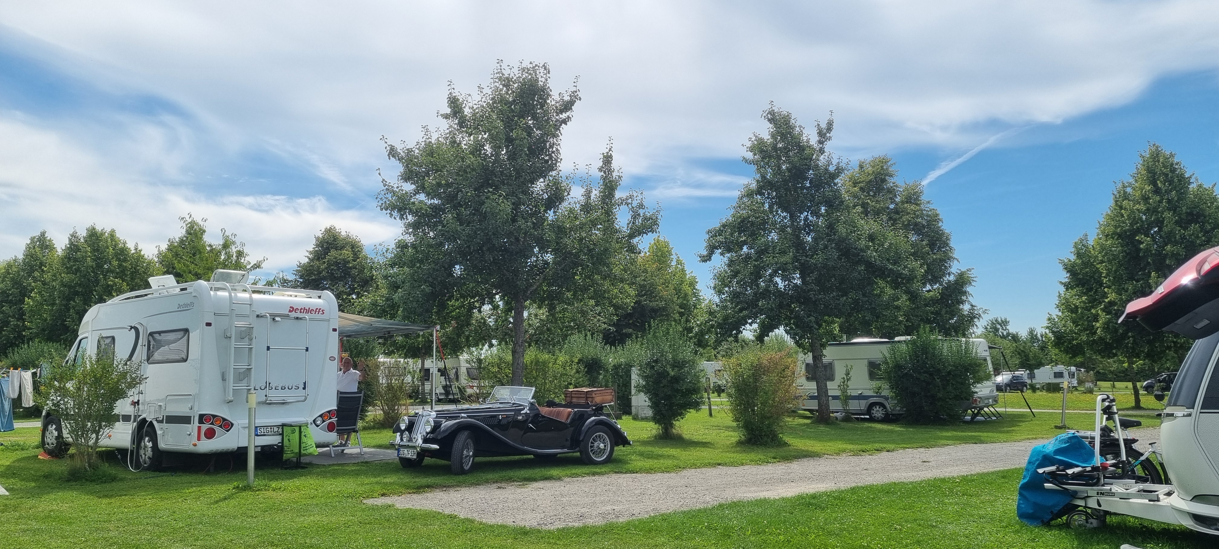 Campingplätze - Lebensmittelangebot: regionale Produkte im Kiosk / Shop / Restaurant - Bayern - Komfort-Stellplätze mit zusätzlichem, direkten Wasser- und Abwasseranschluss mit ausreichend Platz für den eigenen PKW - Camping Paradies Franken