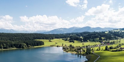 Campingplätze - Bayern - Luftaufnahme vom Camping Zeh am See mit dem Niedersonthofener See und den Allgäuer Alpen im Hintergrund. - Camping Zeh am See
