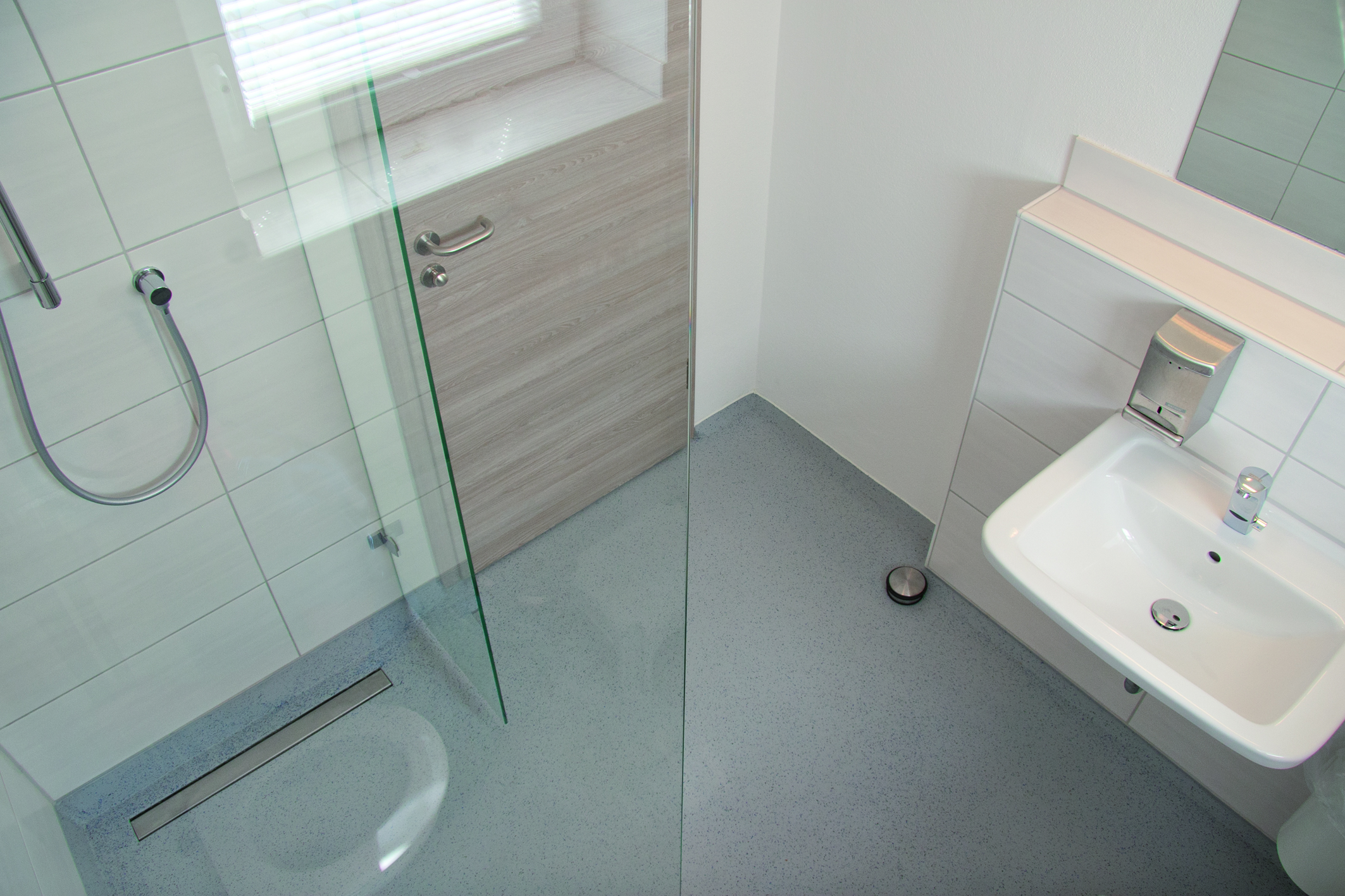 ECOCAMPS: Ein Mietbad ist mit Dusche, Waschbecken und Toilette ausgestattet. Ihre Duschutensilien können im Mietbad bleiben, ganz wie zu Hause. - Camping Zeh am See