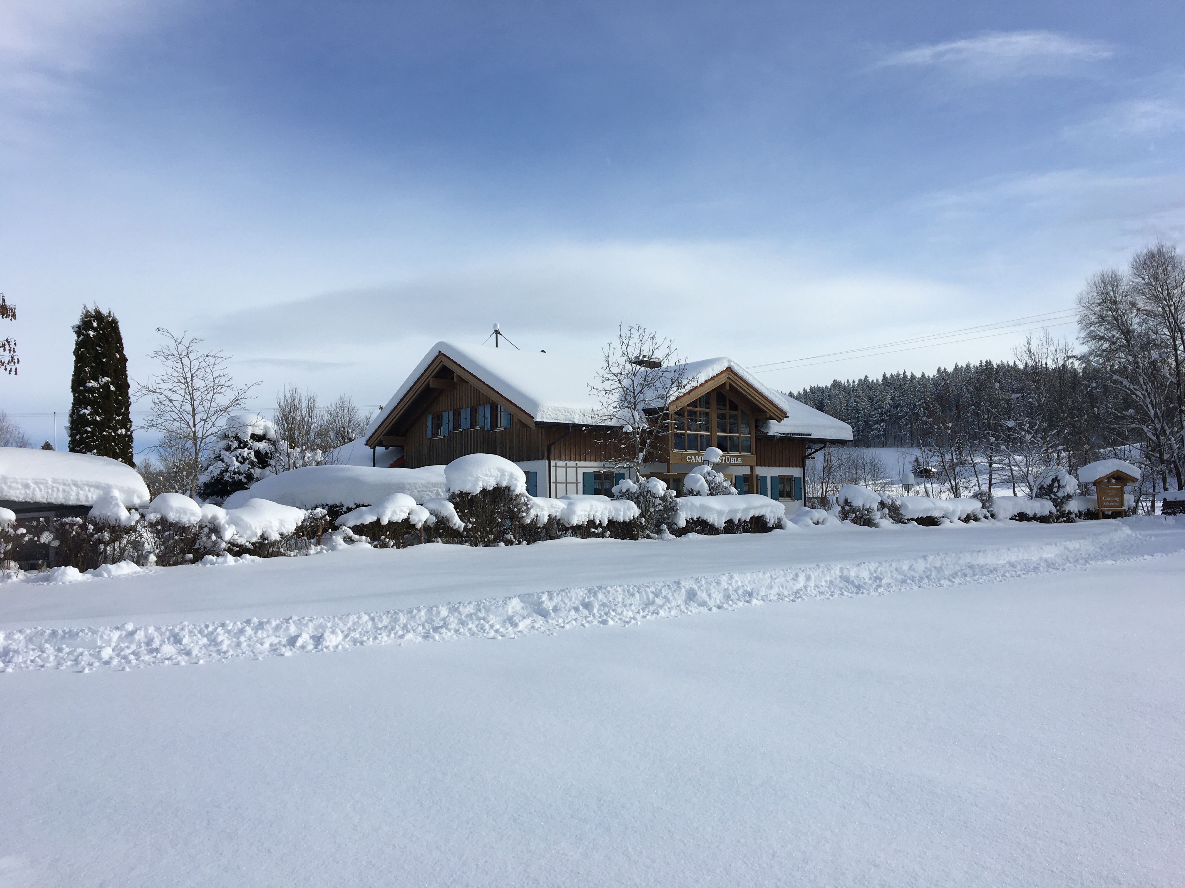 ECOCAMPS: Die Aussicht von der Langlaufloipe auf die verschneite Campingplatzanlage.  - Camping Zeh am See
