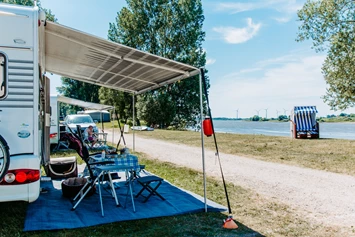 ECOCAMPS: Stellplätze in 1ter Reihe mit Blick auf die Elbe - Stover Strand Camping