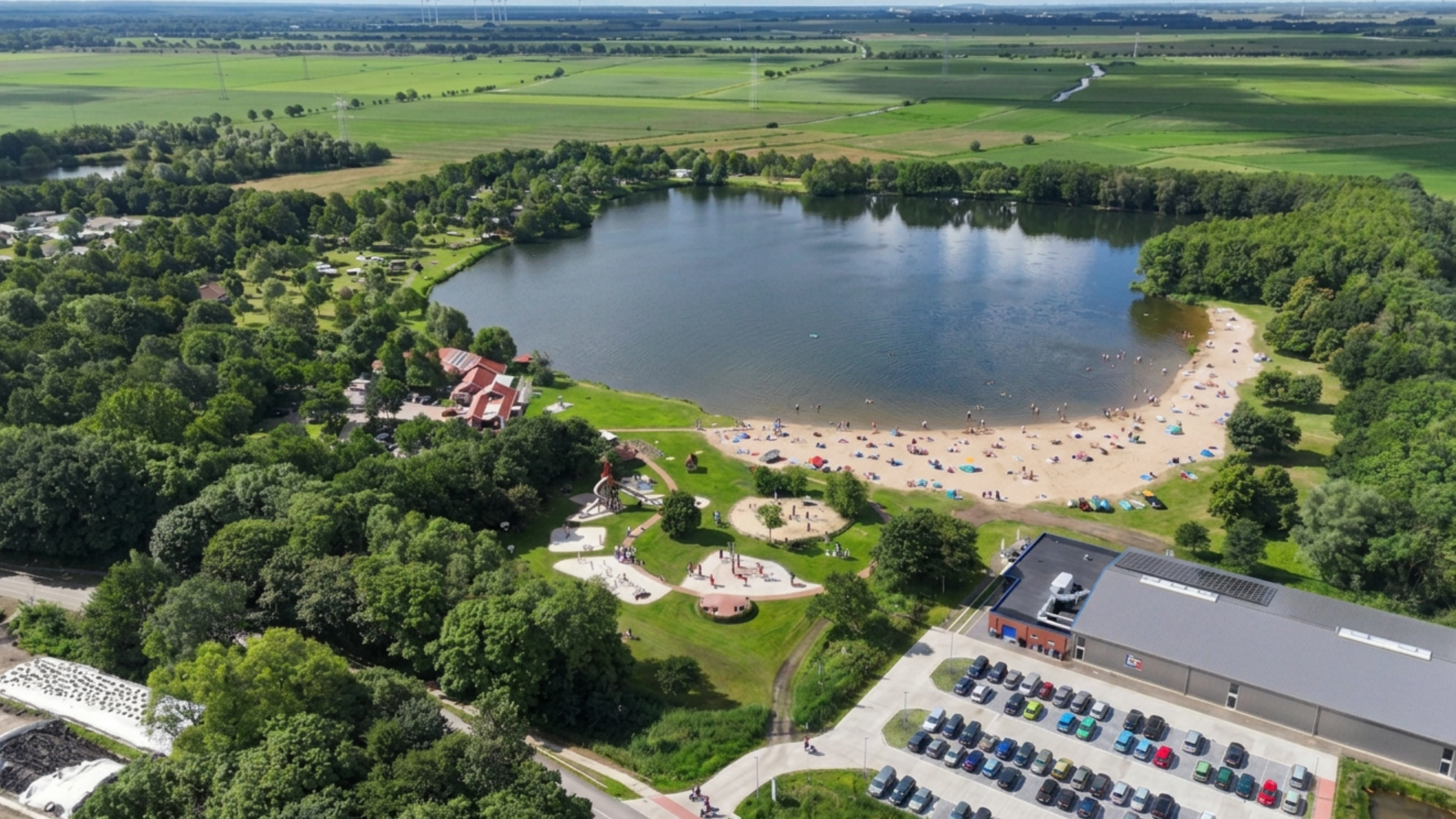 ECOCAMPS: der Naturbadesee mit barrierefreiem Mehrgenerationenspielplatz auf dem Campingplatz am Emsdeich Ostfriesland nahe der Nordsee direkt zwischen Papenburg (Meyer Werft) und Leer. Urlaub mit der ganzen Familien inmitten der Natur! - Freizeitpark "Am Emsdeich" in Ostfriesland