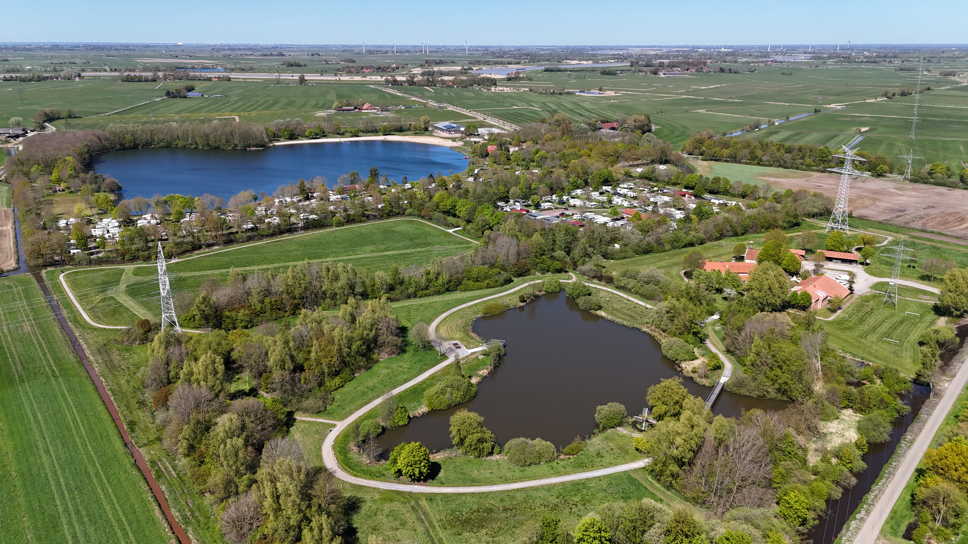 Kampi - Wiesmoor - Das Naturresort am Emsdeich Ostfriesland nahe der Nordsee direkt zwischen Papenburg (Meyer Werft) und Leer. Urlaub mit der ganzen Familien inmitten der Natur! - Freizeitpark "Am Emsdeich" in Ostfriesland