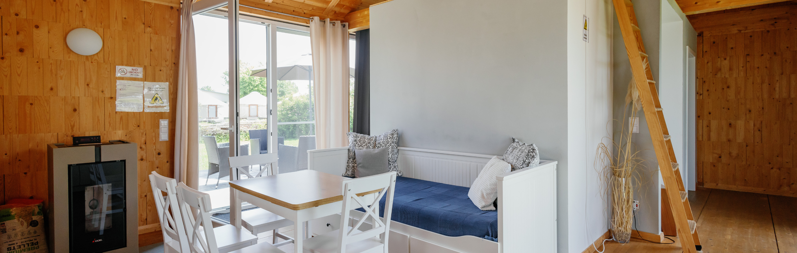 ECOCAMPS: Ferienhaus Innen - ALL-on-SEA Camp & Sport Resort Leipzig